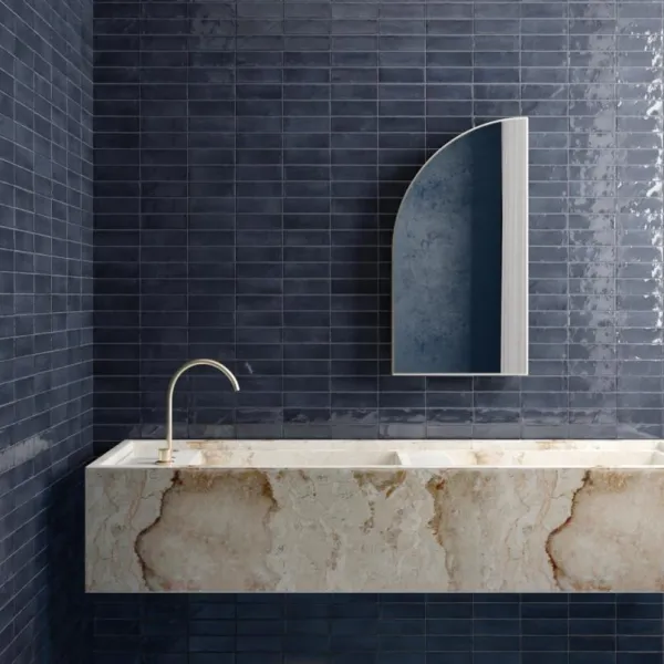 Baño con azulejos efecto barro en tonos fríos, colección Coco de Equipe