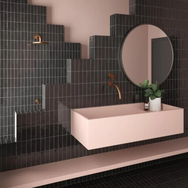 Baño con azulejos efecto barro en tonos cálidos, colección Coco de Equipe