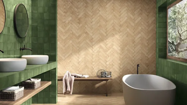 Baño con azulejos efecto barro en tonos cálidos, colección Fayenza de Ape