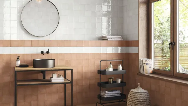 Baño con azulejos efecto barro en tonos cálidos, colección Fayenza de Ape