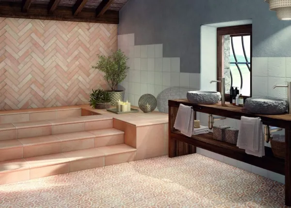 Baño con azulejos efecto barro en tonos cálidos, colección Fuego de Natucer