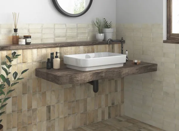 Baño con azulejos efecto barro en tonos cálidos, colección Gandia de Mayolica