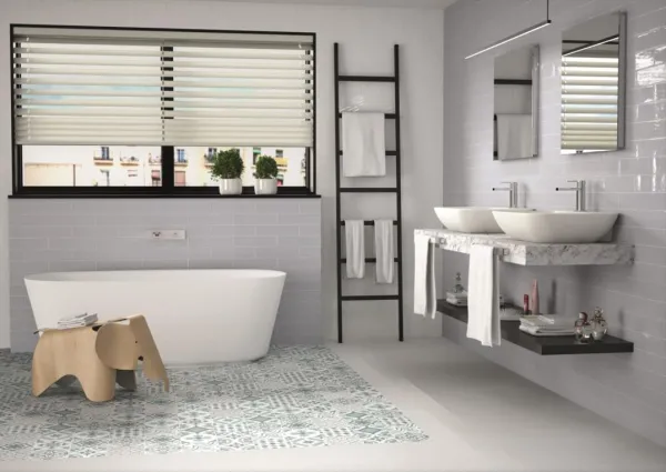 Baño con azulejos efecto barro en tonos neutros, colección Gregal de Pissano
