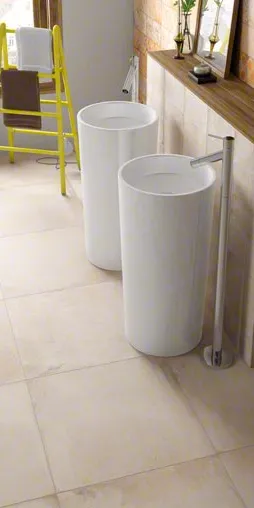 Baño con azulejos efecto barro en tonos cálidos, colección Laverton de Vives