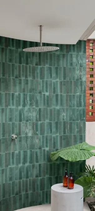 Baño con azulejos efecto barro en tonos fríos, colección Lume de Marazzi