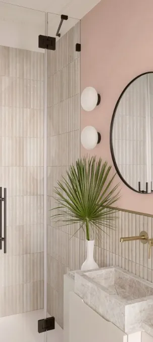 Baño con azulejos efecto barro en tonos cálidos, colección Lume de Marazzi