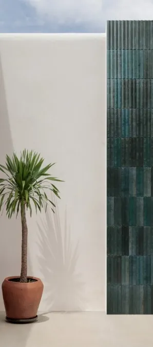 Baño con azulejos efecto barro en tonos fríos, colección Lume de Marazzi