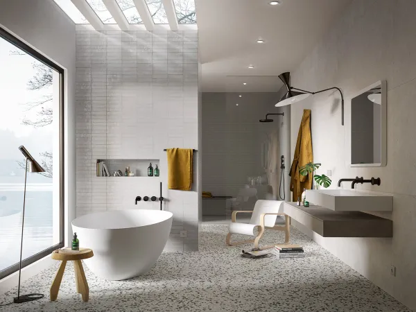 Baño con azulejos efecto barro en tonos neutros, colección Lume de Marazzi