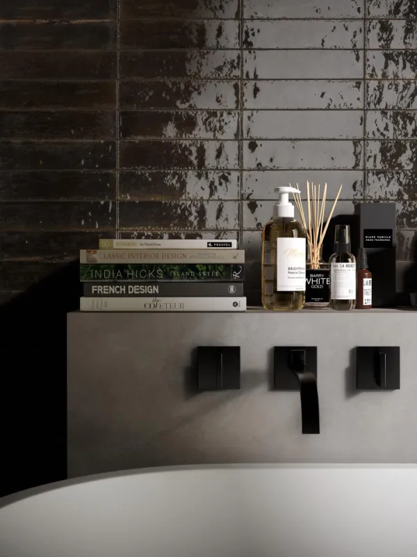 Baño con azulejos efecto barro, colección Lume de Marazzi