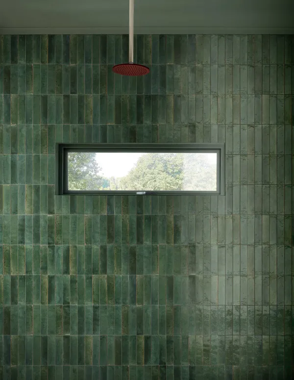 Baño con azulejos efecto barro en tonos fríos, colección Lume de Marazzi