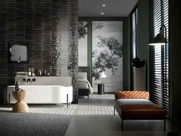 Baño con azulejos efecto barro en tonos neutros, colección Lume de Marazzi