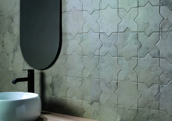 Baño con azulejos efecto barro en tonos fríos, colección Malta de Natucer