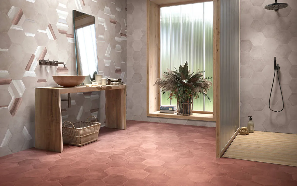 Baño con azulejos efecto barro en tonos cálidos, colección Matter de ZYX
