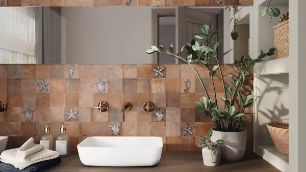 Baño con azulejos efecto barro en tonos cálidos, colección Menorca de Ape