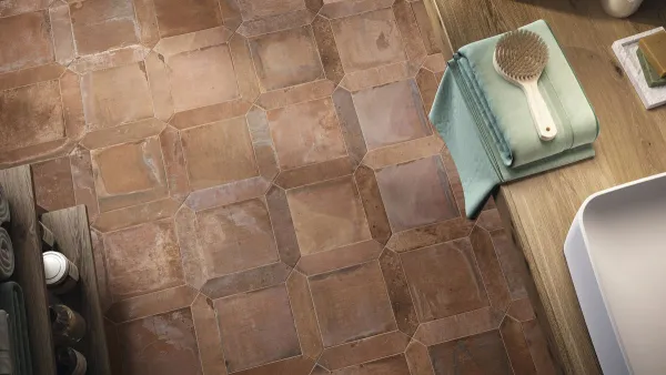 Baño con azulejos efecto barro en tonos cálidos, colección Menorca de Ape