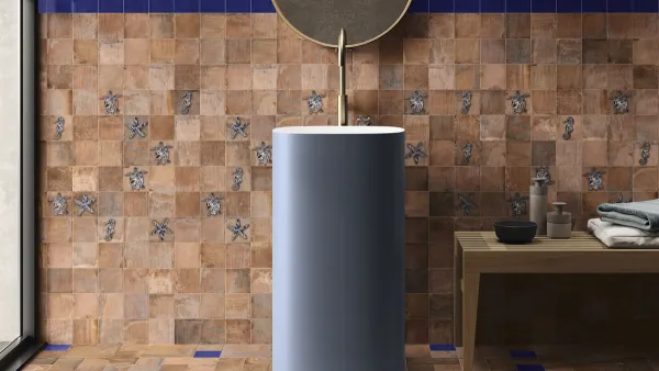 Baño con azulejos efecto barro en tonos cálidos, colección Menorca de Ape
