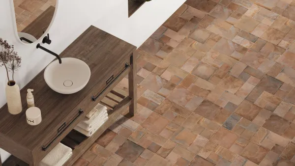 Baño con azulejos efecto barro en tonos cálidos, colección Menorca de Ape