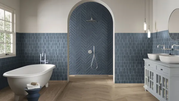 Baño con azulejos efecto barro en tonos fríos, colección Mud de Ape