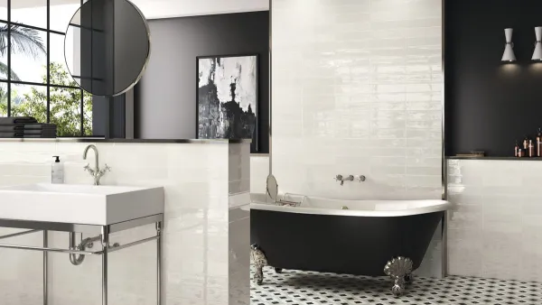Baño con azulejos efecto barro en tonos neutros, colección Mud de Ape