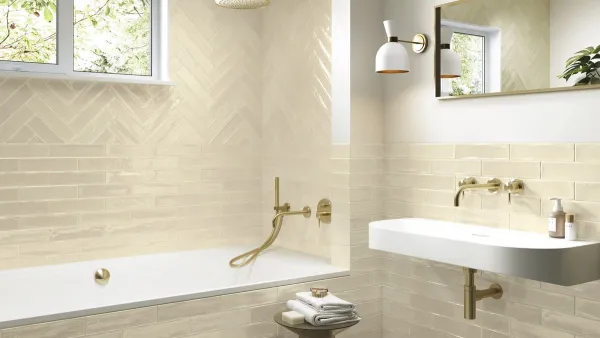 Baño con azulejos efecto barro, colección Mud de Ape