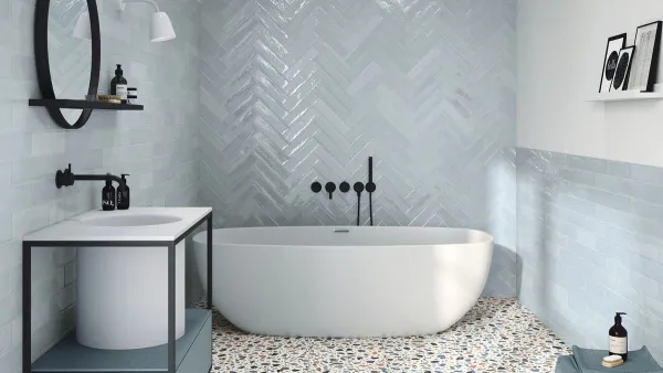 Baño con azulejos efecto barro en tonos fríos, colección Mud de Ape