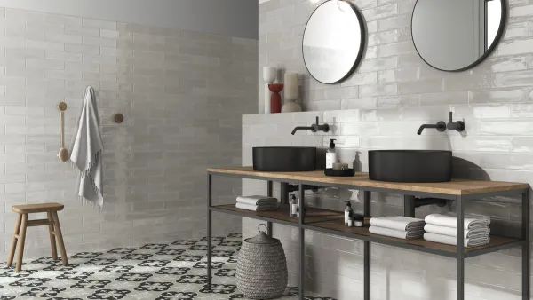Baño con azulejos efecto barro en tonos neutros, colección Mud de Ape