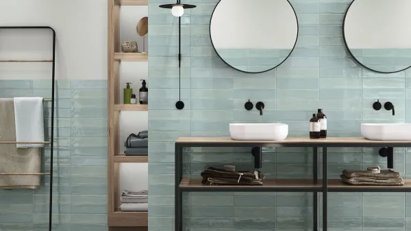 Baño con azulejos efecto barro en tonos fríos, colección Mud de Ape