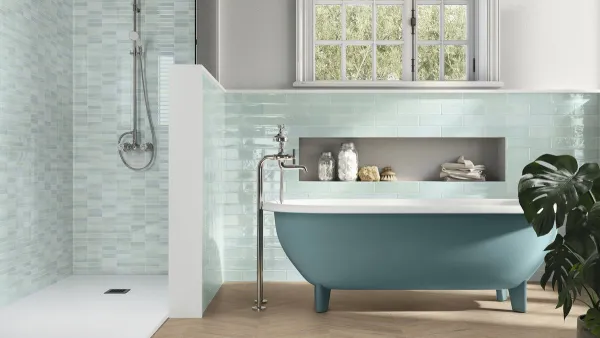 Baño con azulejos efecto barro en tonos fríos, colección Mud de Ape