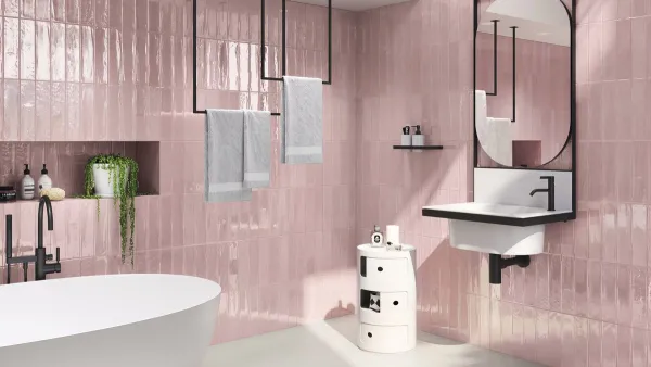 Baño con azulejos efecto barro en tonos cálidos, colección Mud de Ape
