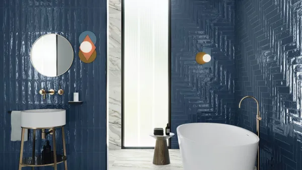 Baño con azulejos efecto barro en tonos fríos, colección Mud de Ape