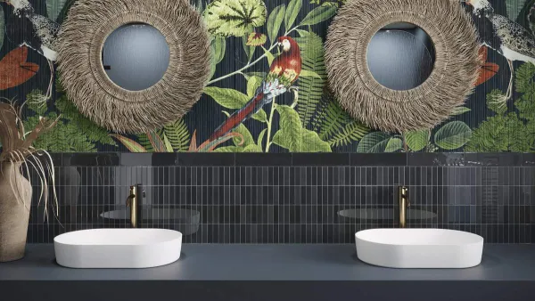 Baño con azulejos efecto barro en tonos fríos, colección Mud de Ape