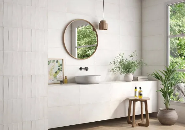 Baño con azulejos efecto barro en tonos neutros, colección Revival de Colorker