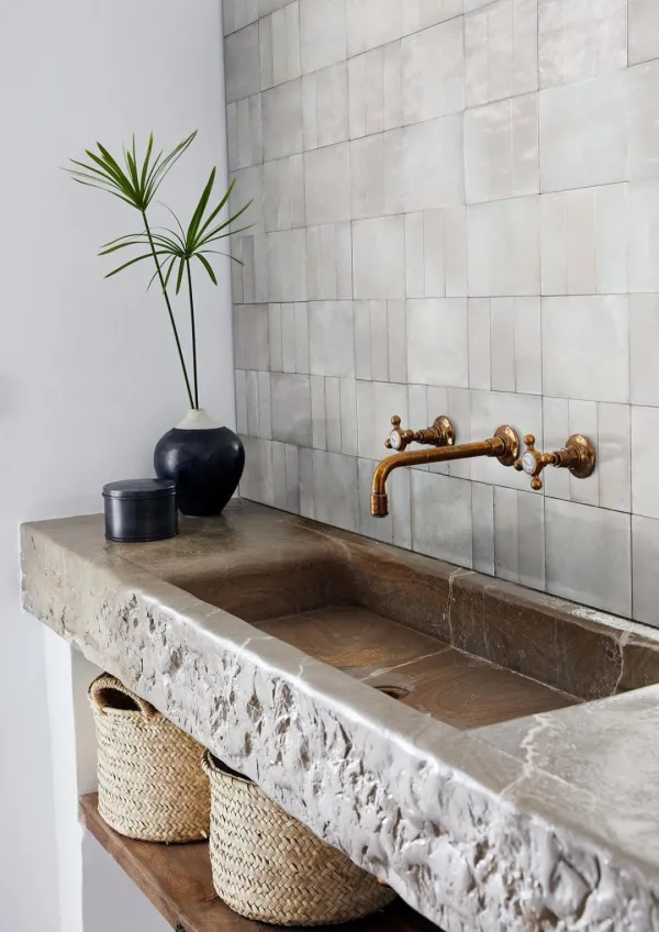 Baño con azulejos efecto barro, colección Rice de Marazzi