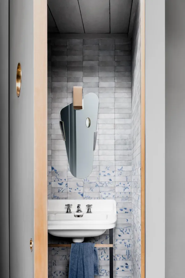 Baño con azulejos efecto barro, colección Rice de Marazzi