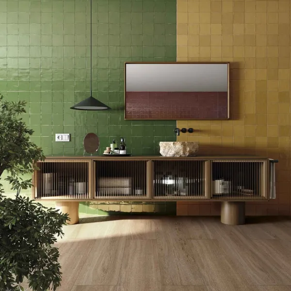 Baño con azulejos efecto barro en tonos cálidos, colección Root de Vives