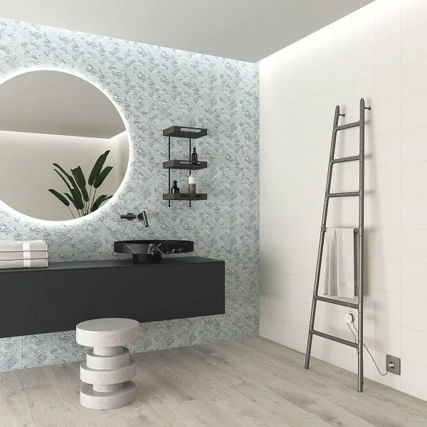 Baño con azulejos efecto barro en tonos neutros, colección Rúbrica de Vives
