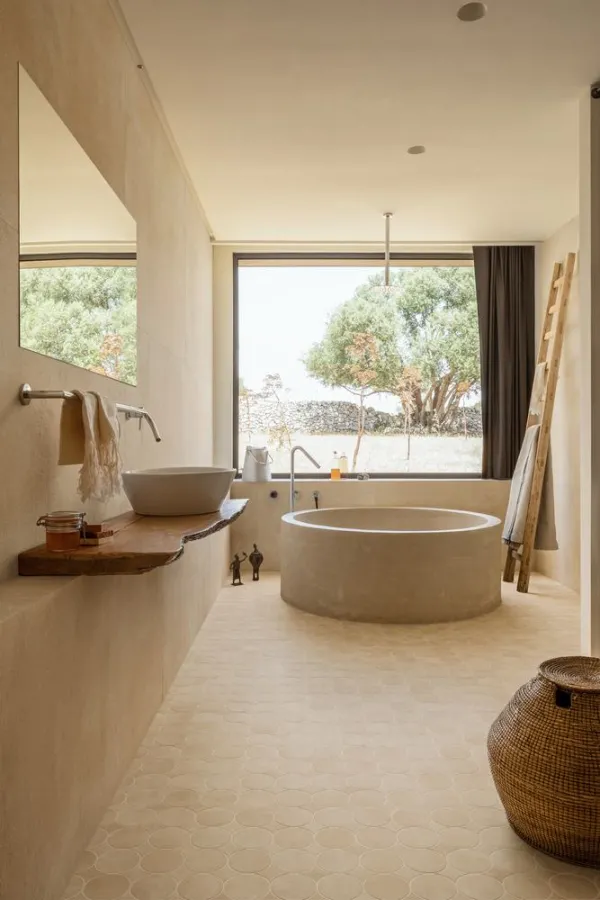 Baño con azulejos efecto barro en tonos cálidos, colección Slow de Marazzi