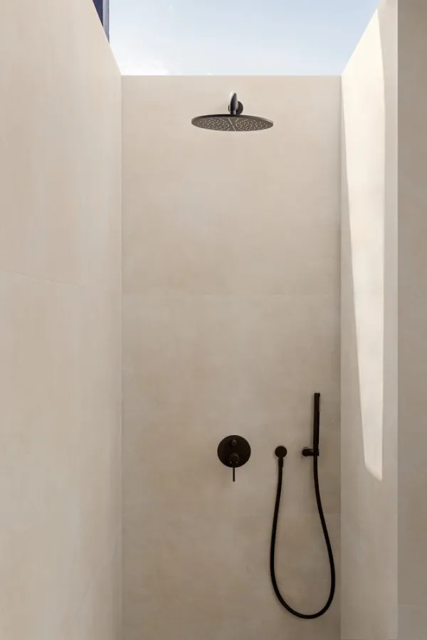 Baño con azulejos efecto barro en tonos cálidos, colección Slow de Marazzi