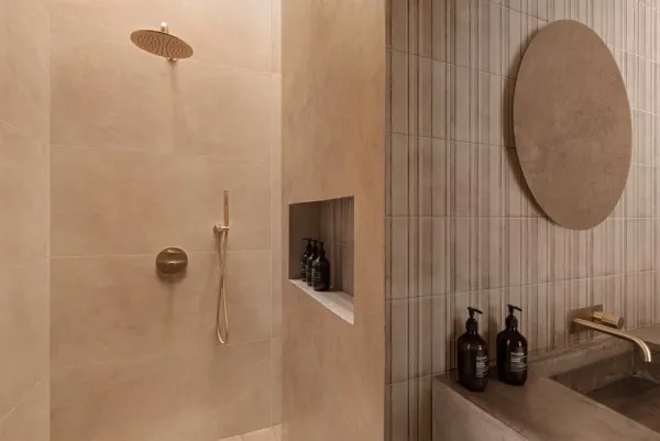 Baño con azulejos efecto barro en tonos cálidos, colección Slow de Marazzi