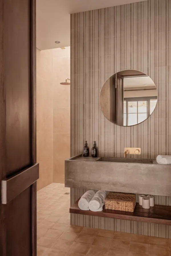 Baño con azulejos efecto barro en tonos cálidos, colección Slow de Marazzi