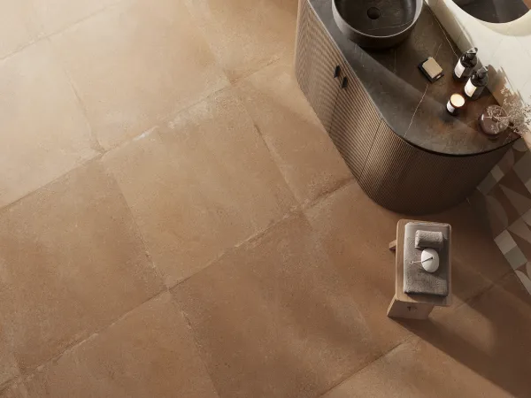 Baño con azulejos efecto barro en tonos cálidos, colección Terramar de Durstone
