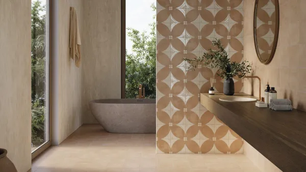 Baño con azulejos efecto barro en tonos cálidos, colección Vila de Grespania