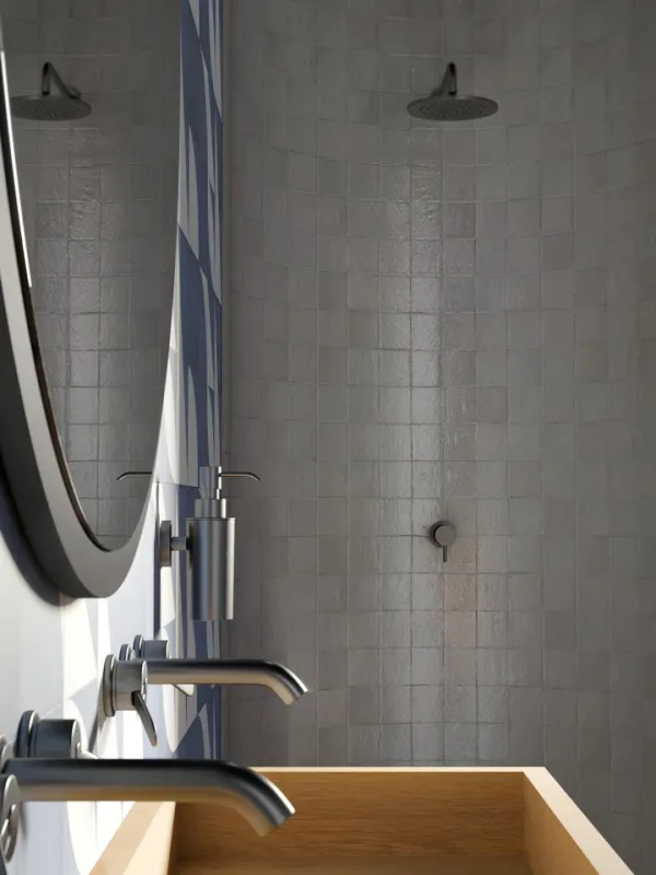 Baño con azulejos efecto barro en tonos neutros, colección Zellige de Marazzi