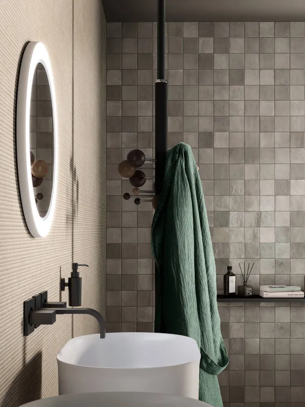 Baño con azulejos efecto barro, colección Zellige de Marazzi