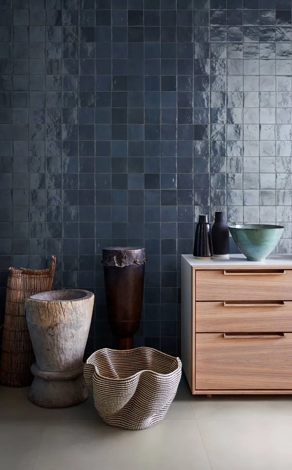 Baño con azulejos efecto barro en tonos fríos, colección Zellige de Marazzi