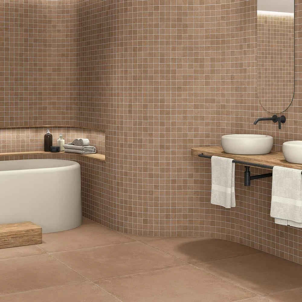Baño con azulejos efecto barro en tonos cálidos, colección Zero de Vives