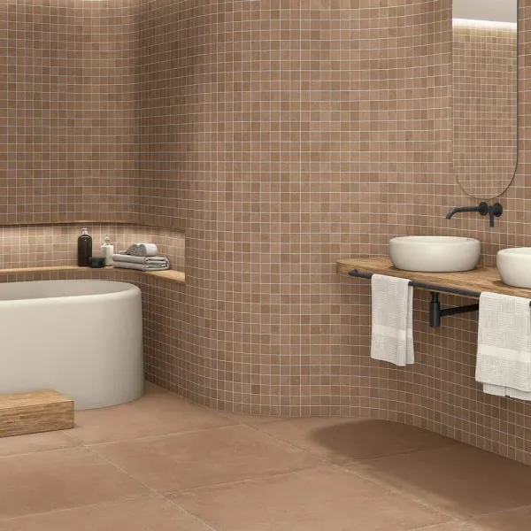 Baño con azulejos efecto barro en tonos cálidos, colección Zero de Vives