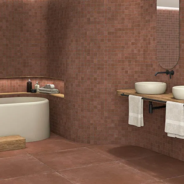 Baño con azulejos efecto barro en tonos cálidos, colección Zero de Vives