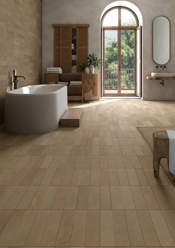 Baño con azulejos efecto barro en tonos cálidos, colección Zero de Vives