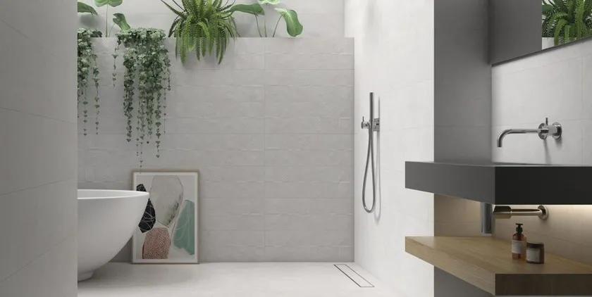 Baño con azulejos efecto barro en tonos neutros, colección Zero de Vives